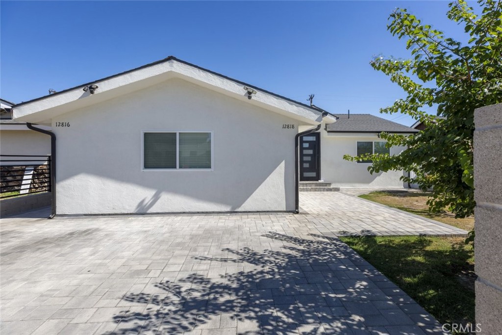 Now available for lease in vibrant North Hollywood, this modern 3-bedroom, 3-bath residence offers approximately 1,682 square feet of updated living space in a secure, gated setting. A bright open-concept floor plan seamlessly connects the stylish kitchen—featuring sleek white cabinetry, stainless steel appliances, and a large center island—with the dining and living areas, creating an ideal environment for both relaxation and gatherings.
Three generously sized bedrooms provide comfort and flexibility, including a spacious primary suite with a walk-in closet and direct access to a contemporary bathroom. Enjoy the added versatility of a sunlit bonus room with oversized sliding doors that open to a private backyard oasis, complete with a patio area perfect for outdoor dining or quiet enjoyment.
Additional highlights include recessed lighting throughout, wood-style flooring, a dedicated laundry area, and off-street parking behind an automatic gate. Conveniently located near local shopping, schools, dining, and major freeways, this lease offers a modern and flexible lifestyle opportunity in one of the Valley’s most dynamic neighborhoods.
