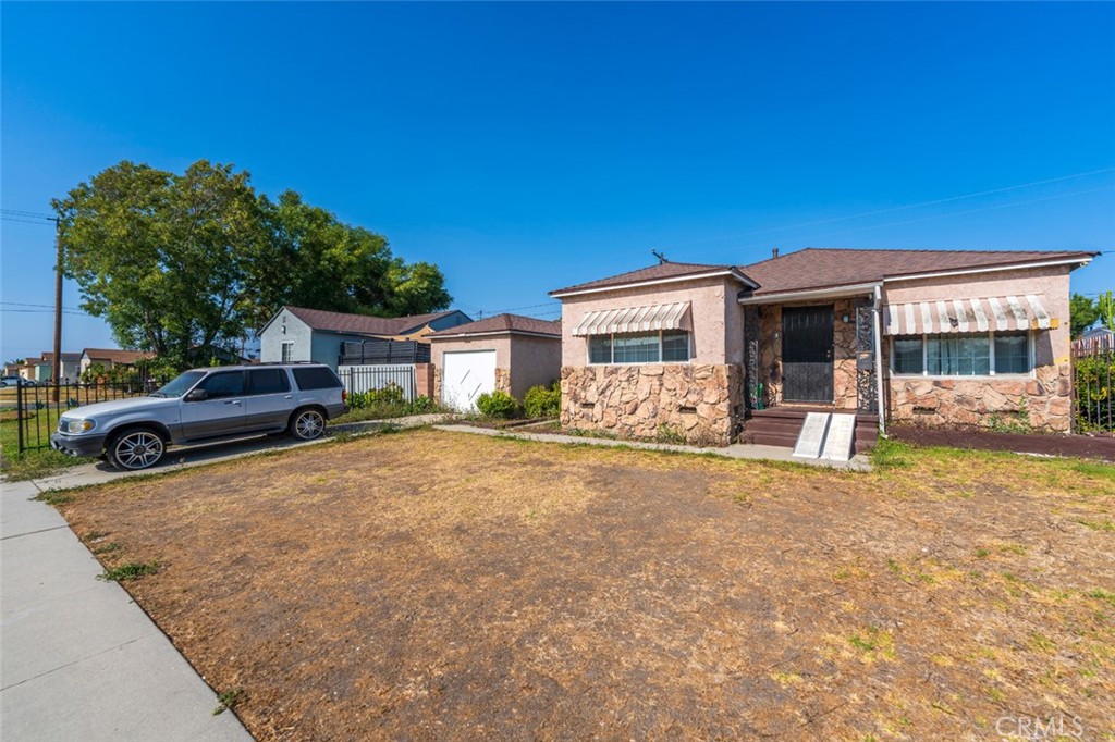 Prided to sell! Cute 3 bedroom 2 bath home. Open floor plan. Kitchen features granite counter tops, laminate flooring and flows nicely into dining area. Ceiling fans in bedrooms. Separate laundry room. Good sized enclosed rear yard. Single attached garage.