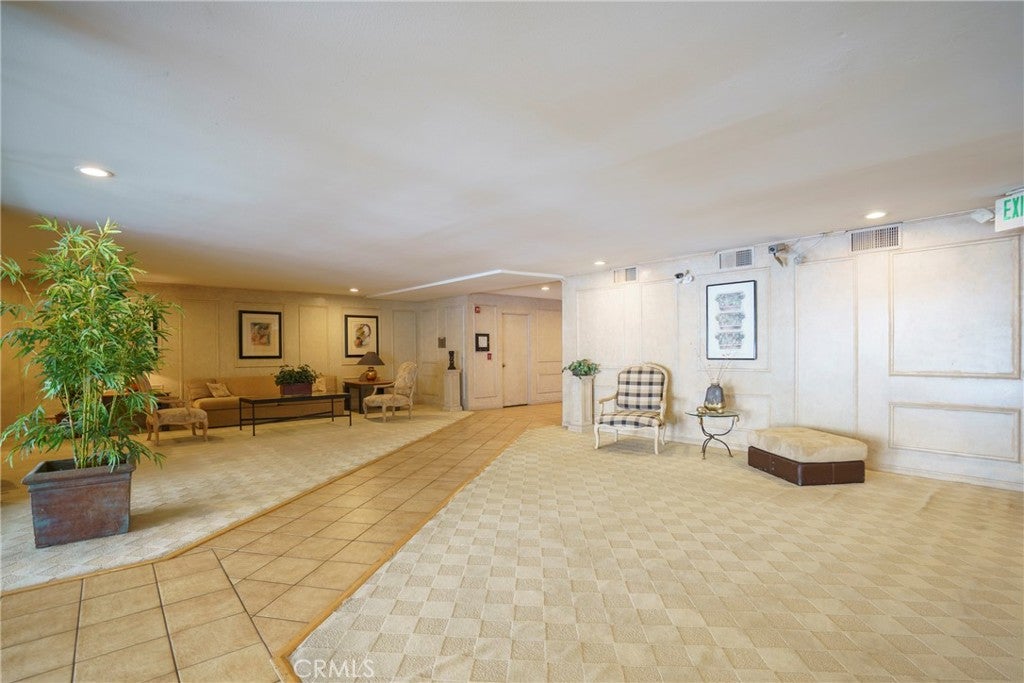 4454 Ventura Canyon 105