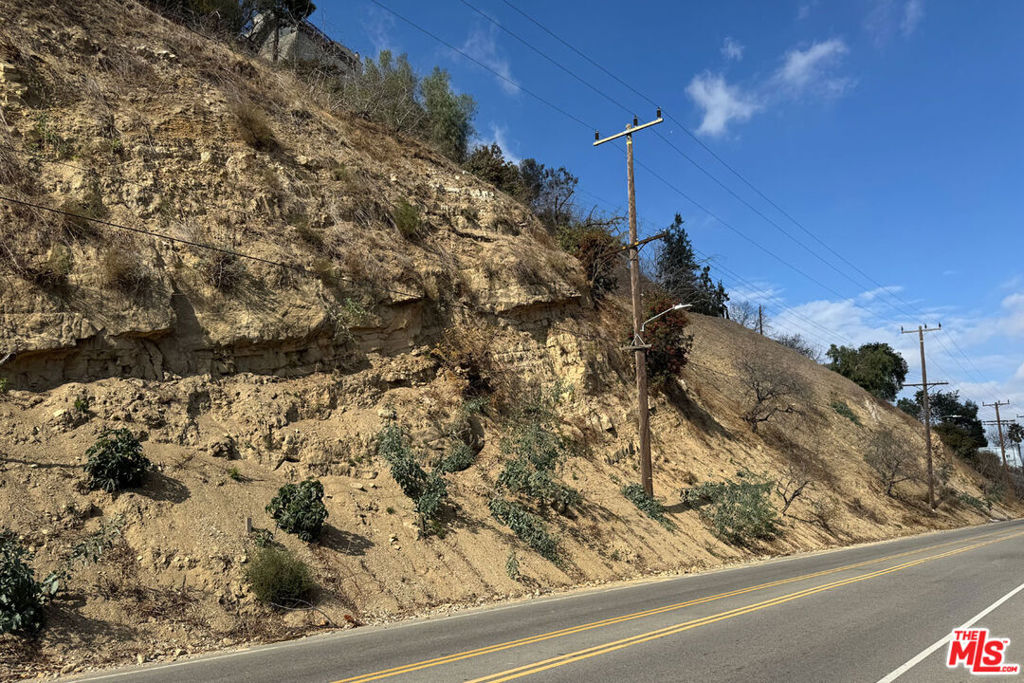 Perched above the city in Highland Park, this 6,201 SF lot is the perfect setting for a peaceful retreat, with views of Debs Park trails, rolling hills, and the energy of Figueroa below. Zoned LAR1, the property is keeps you close to nature while staying connected to DTLA, Eagle Rock, and Montecito Heights. The Southwest Museum Metro station is close by, along with local favorites like Gloria's Cuisine, Carla's Market, Mendocino Farms, HomeState Tacos, and Highland Park Bowl a prime location to build your future in one of LA's most dynamic enclaves.