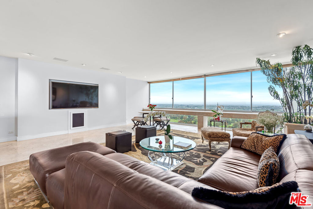 2222 Avenue Of The Stars 2503