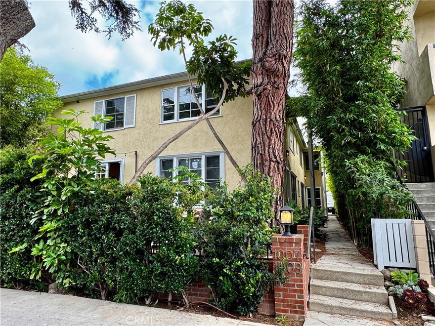 Charming 1-Bedroom in Prime Wilshire-Montana. Bright, well-maintained 1-bed/1-bath in one of Santa Monica’s most desirable neighborhoods. Features include freshly refinished hardwood floors, a classic kitchen, fresh paint, garage parking, and on-site laundry. Just minutes from the beach, Third Street Promenade, and Montana Avenue shops and dining. Ideal for those looking to enjoy the best of Santa Monica living in a quiet, well-located building. Schedule your showing today!