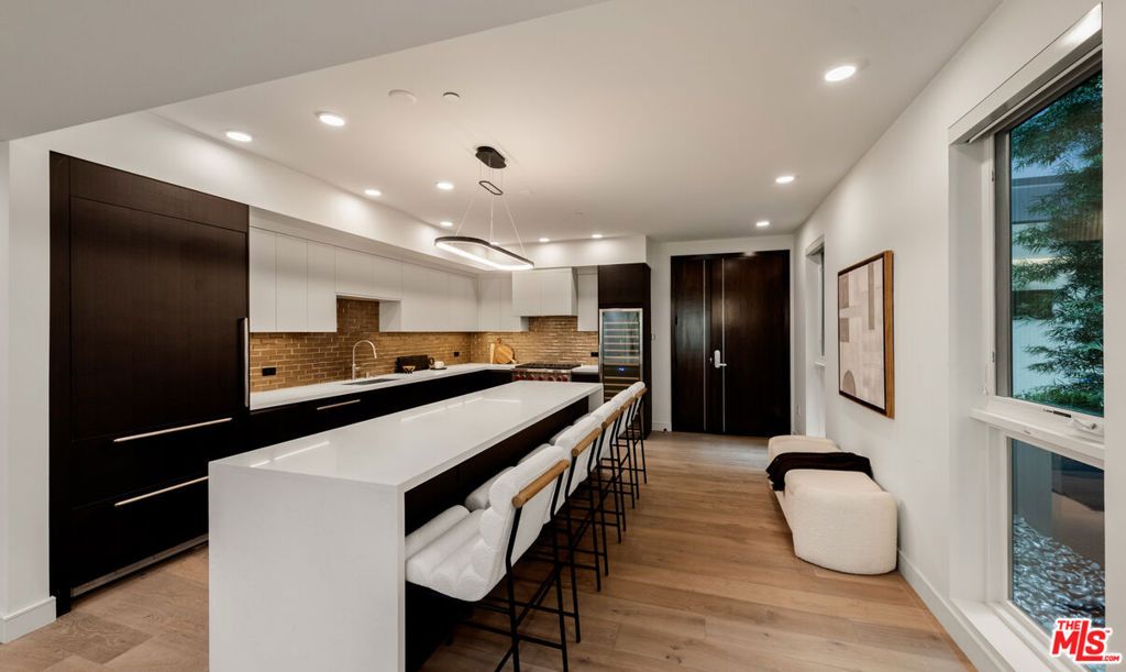 Photo of 505 S Barrington Avenue #108, Los Angeles, CA 90049 (MLS # 25511065)