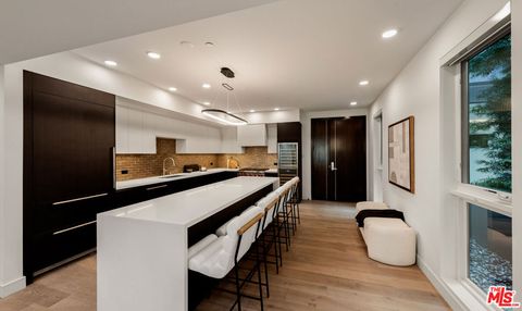 505 S Barrington Avenue 108 Los Angeles CA 90049