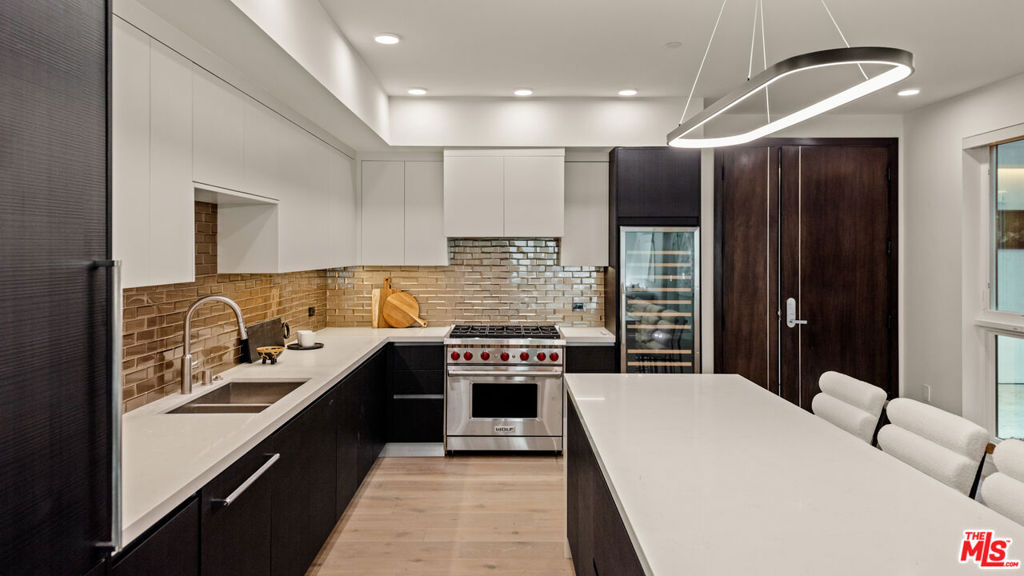 505 S Barrington Avenue 108