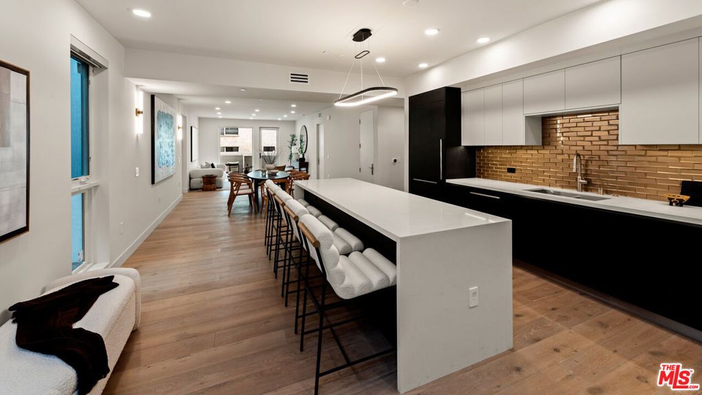 Photo of 505 S Barrington Avenue #108, Los Angeles, CA 90049 (MLS # 25511065)