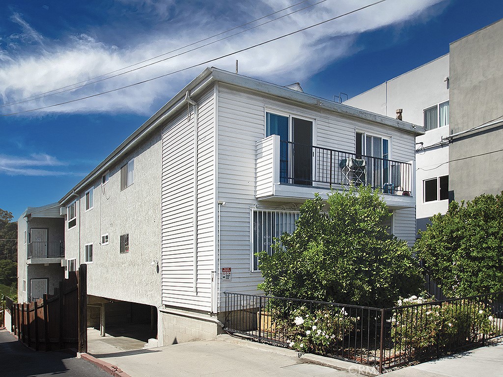 Welcome to Unit 3 at 841 N Bunker Hill Ave – a rare 3-bedroom, 2-bath residence located near the heart of historic Chinatown and just minutes from Downtown LA’s thriving Arts District, Civic Center, and Union Station. This well-maintained upper-level unit features approximately 950 sqft of bright and functional living space with an open-concept layout, ideal for roommates, families, or those who work from home.
The modern kitchen includes updated countertops and ample cabinet storage, while the primary suite offers a private bathroom and generous closet space. Enjoy beautiful natural light throughout, dual-pane windows, and wood-style flooring.
Gated community with assigned parking, shared laundry, and easy freeway access (110, 101, and 5). Walking distance to Metro Gold Line, shops, cafes, and cultural landmarks.
Perfect for urban dwellers seeking comfort, convenience, and connectivity in a rapidly growing neighborhood. Schedule your tour today!