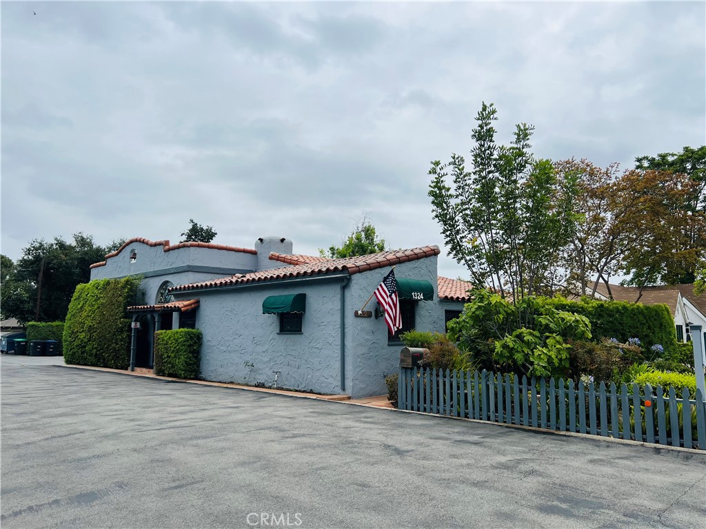 1324 E Chapman