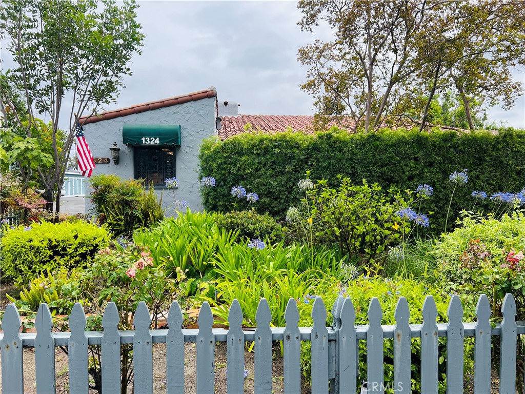 1324 E Chapman