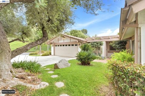 Photo of 742 Via Zapata, Riverside, CA 92507 (MLS # 41136531)