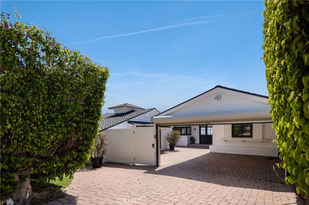 Photo of 225 Notteargenta Road, Pacific Palisades, CA 90272 (MLS # SR26150944)