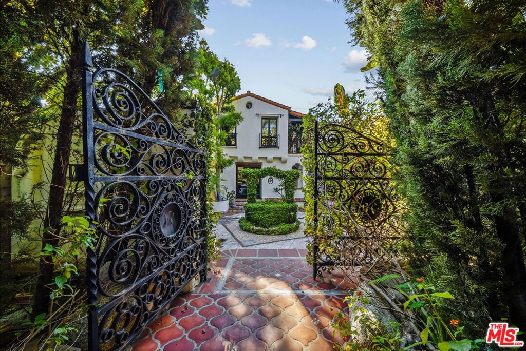1615 Redcliff Street, Los Angeles CA 90026