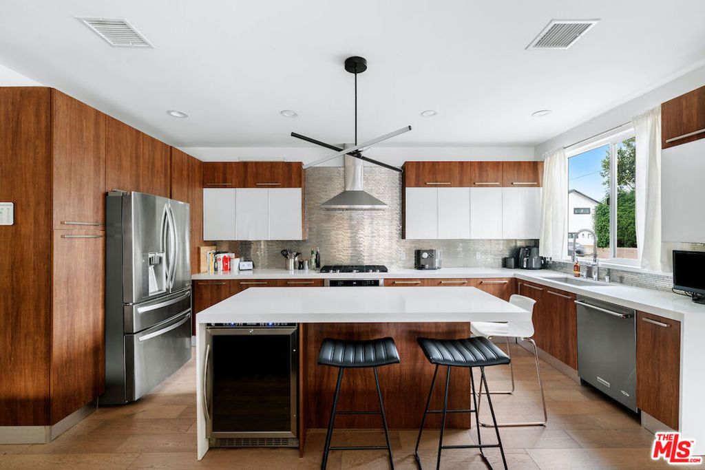 Photo of 12504 Kling Street, Studio City, CA 91604 (MLS # 25607771)