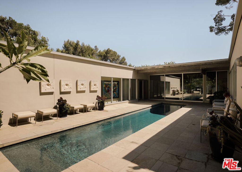 Photo of 840 N Kenter Avenue, Los Angeles, CA 90049 (MLS # 25588795)
