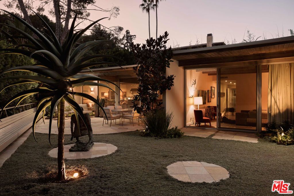 Photo of 840 N Kenter Avenue, Los Angeles, CA 90049 (MLS # 25588795)