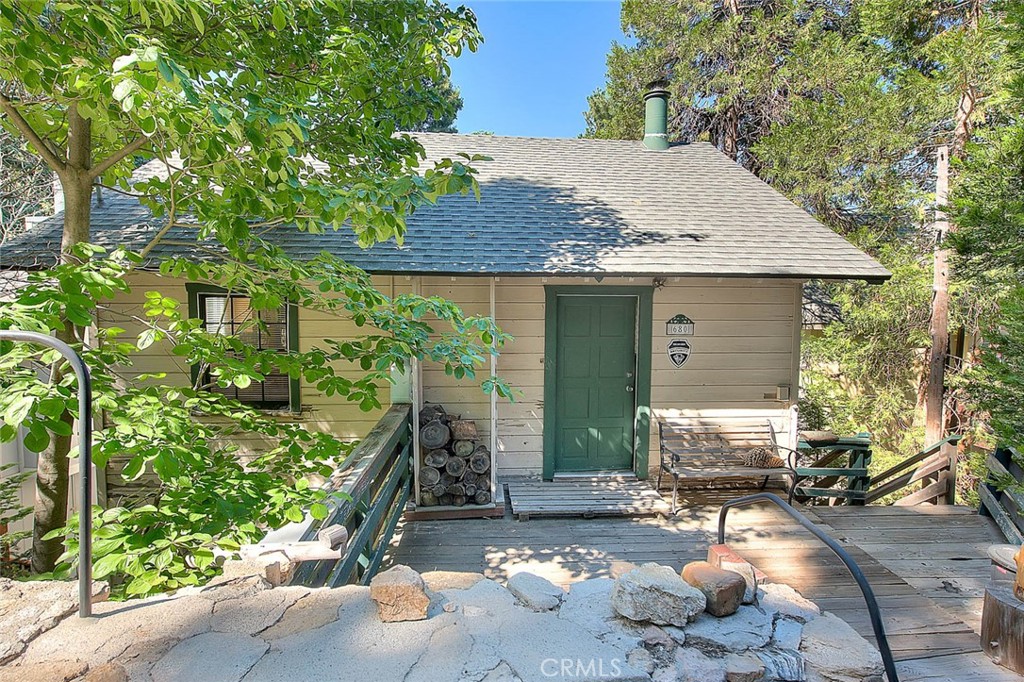 Charming Lake Arrowhead Retreat – Fully Furnished & Forest Views
Tucked away in a quiet and peaceful neighborhood, this cozy 2-bedroom, 1-bath mountain getaway offers the perfect escape to nature. Enjoy the warmth of a wood-burning stove in the inviting living area, ideal for chilly mountain evenings. A bonus loft adds extra sleeping space, perfect for guests or family.
Step outside to a terraced backyard with a serene sitting area—an ideal spot to unwind and take in the beautiful forest scenery. This home comes fully furnished, making it a turnkey opportunity for a vacation home, weekend retreat, or full-time residence.
Conveniently located just a short drive to Lake Arrowhead Village for lakeside fun, dining, and shopping. You'll also be close to year-round outdoor adventures including skiing, fishing, hiking, and biking.
Whether you're looking for a peaceful escape or an outdoor enthusiast’s base camp, this Lake Arrowhead gem has it all.