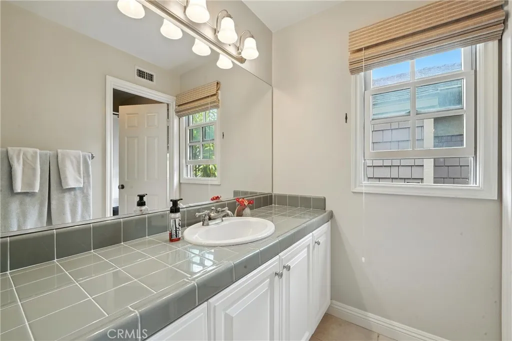 Corona del Mar, California 92625, United States, 2 Bedrooms Bedrooms, ,3 BathroomsBathrooms,Residential,Active,161398