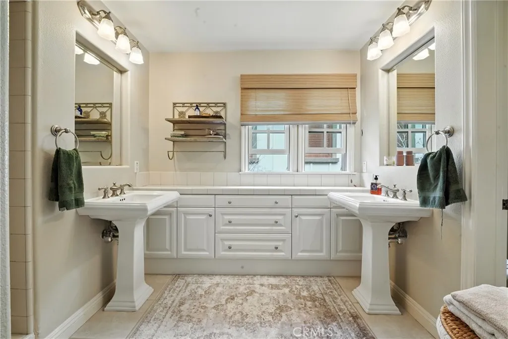 Corona del Mar, California 92625, United States, 2 Bedrooms Bedrooms, ,3 BathroomsBathrooms,Residential,Active,161398