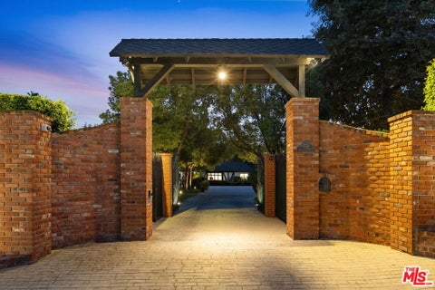 Photo of 1752 Riverside Drive, Glendale, CA 91201 (MLS # 26988439)