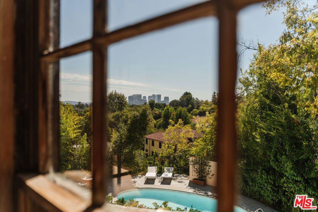Photo of 1277 Leona Drive, Beverly Hills, CA 90210 (MLS # 25612661)