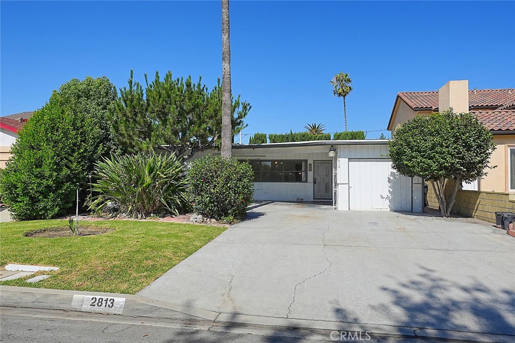 Great Opportunity in Prime Arcadia Location! Rare chance to own in one of Arcadia's most sought-after neighborhoods. This 3-bedroom, 1-bath home is perfect for investors or owner-occupants looking to build instant equity. A true fixer with tons of potential, it just needs a little TLC to shine.
Step inside to find wood-beamed ceilings that add warmth and charming character throughout. The home also features a private backyard surrounded by greenery, with an open patio area ideal for relaxing or entertaining.
Located in a quiet residential pocket with access to excellent schools, shopping, and dining, this is an unbeatable price for the area. Don’t miss out on this incredible value— opportunities like this don’t come often in Arcadia!