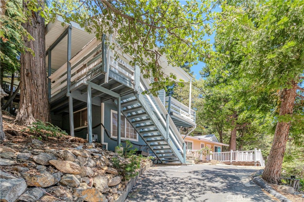1223 Bear Springs