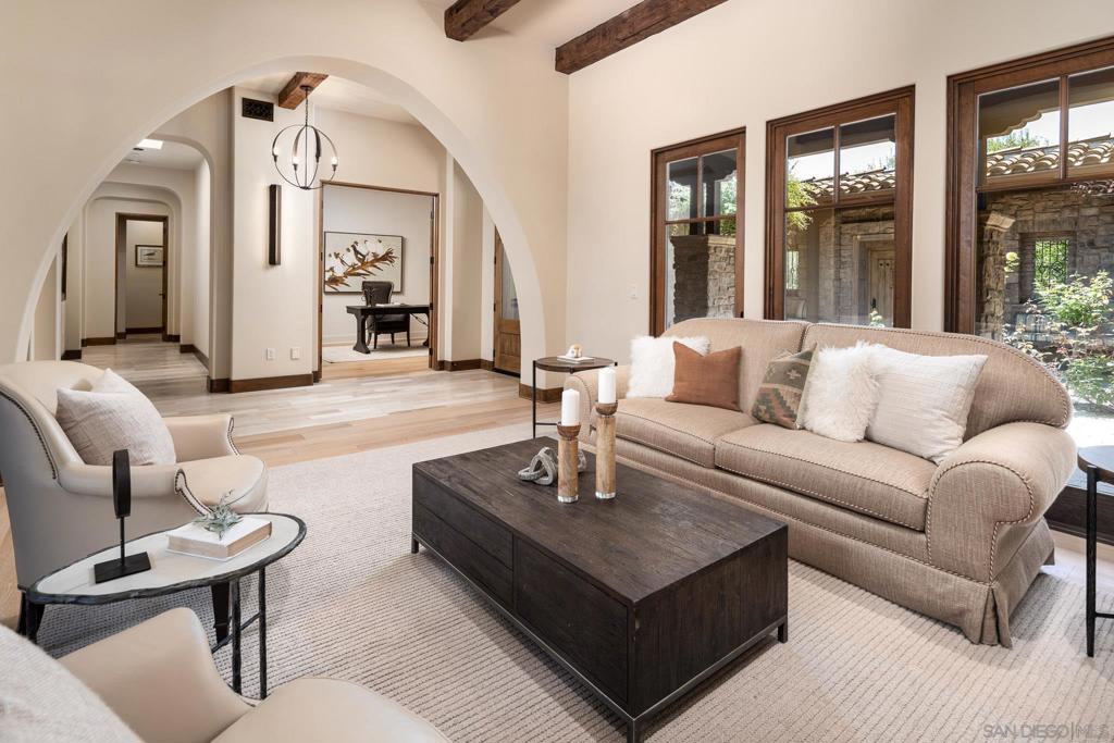 18504 Calle La Serra