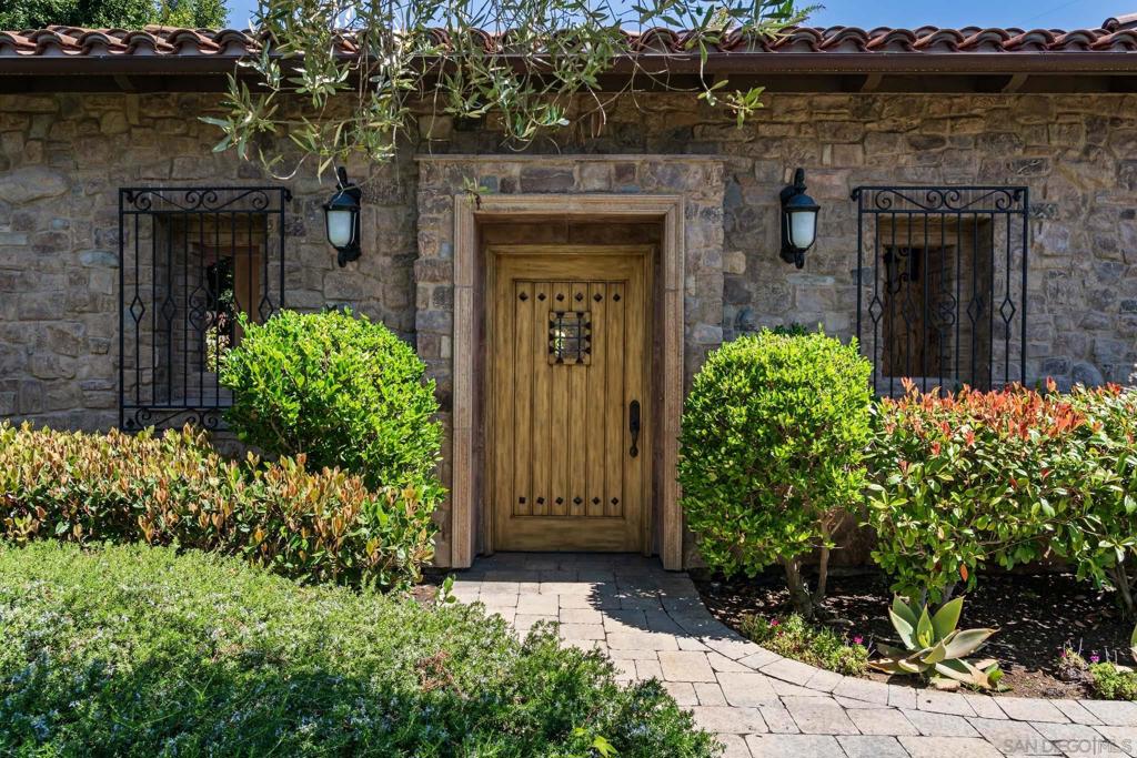 18504 Calle La Serra