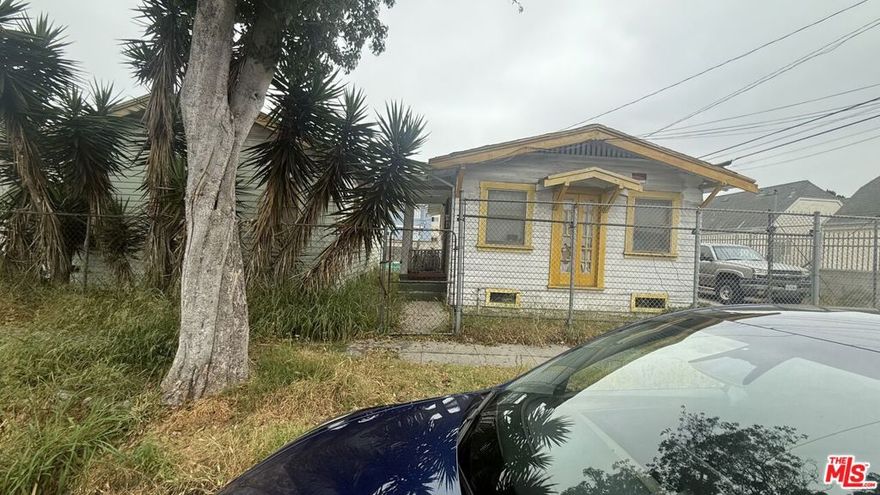 ***FRACTIONAL INTEREST SALE  PROBATE SALE - Triplex***Only 50% ownership interest in the property is being sold. Property is sold AS IS, with no representations or warranties made by Seller. Seller has no knowledge of the property and limited financial information is available. Buyer to conduct all investigations and due diligence. Court confirmation may be required.