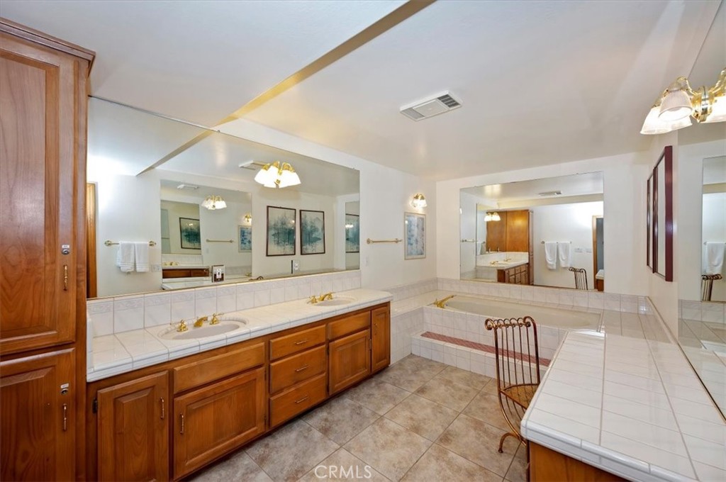 Lake Arrowhead, California, 92352, United States, 4 Bedrooms Bedrooms, ,5 BathroomsBathrooms,Residential,Active,2041533