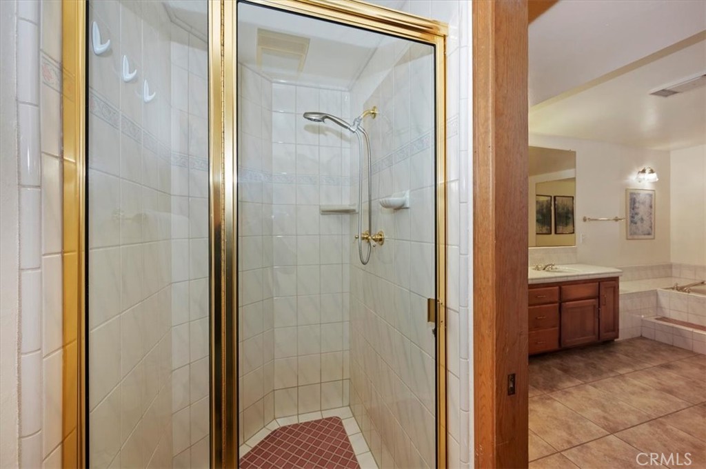 Lake Arrowhead, California, 92352, United States, 4 Bedrooms Bedrooms, ,5 BathroomsBathrooms,Residential,Active,2041533