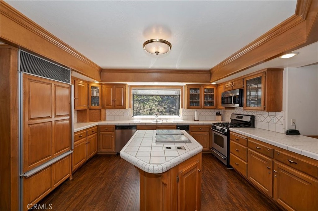 Lake Arrowhead, California, 92352, United States, 4 Bedrooms Bedrooms, ,5 BathroomsBathrooms,Residential,Active,2041533