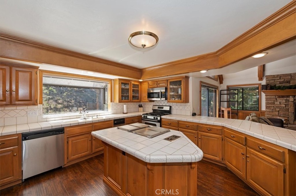 Lake Arrowhead, California, 92352, United States, 4 Bedrooms Bedrooms, ,5 BathroomsBathrooms,Residential,Active,2041533