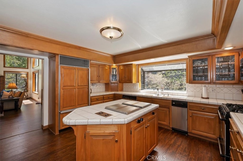 Lake Arrowhead, California, 92352, United States, 4 Bedrooms Bedrooms, ,5 BathroomsBathrooms,Residential,Active,2041533