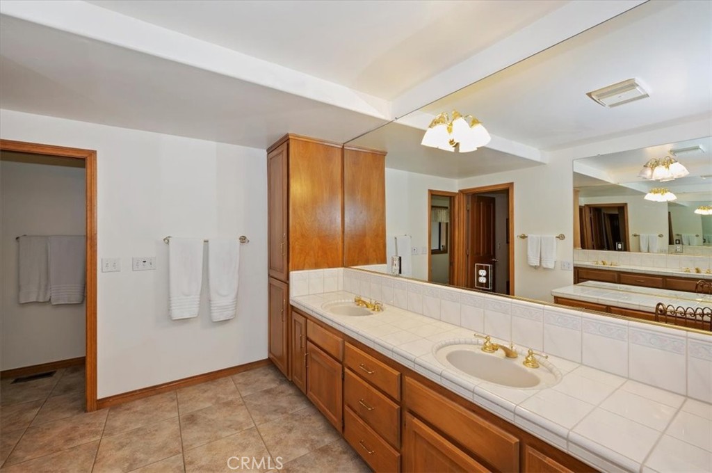 Lake Arrowhead, California, 92352, United States, 4 Bedrooms Bedrooms, ,5 BathroomsBathrooms,Residential,Active,2041533