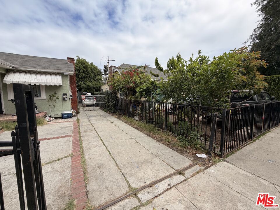 1032 N Ridgewood Place