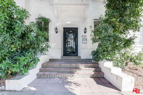 Photo of 802 N Sweetzer Avenue, Los Angeles, CA 90069 (MLS # 25537985) Photo of 802 N Sweetzer Avenue, Los Angeles, CA 90069 (MLS # 25537985)