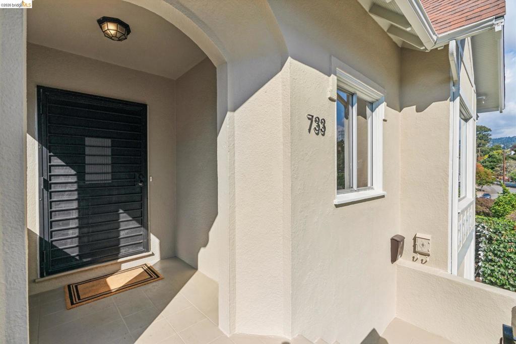 733 Grosvenor Pl