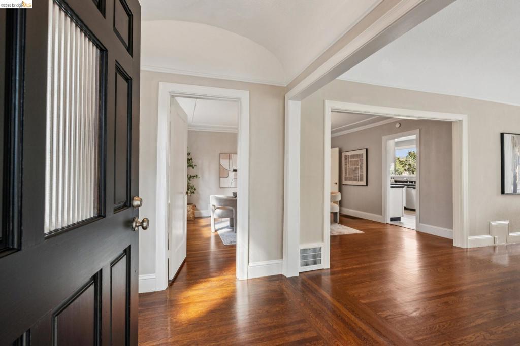 733 Grosvenor Pl