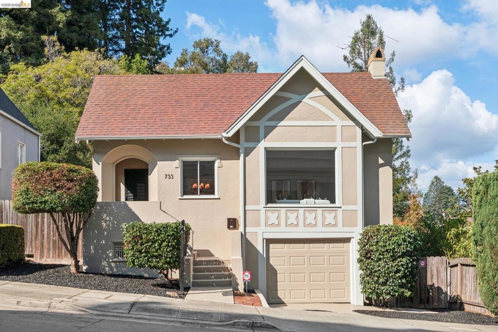 733 Grosvenor Pl