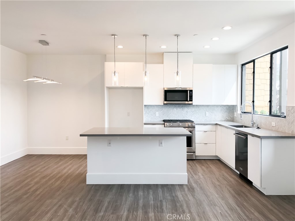 Discover modern elegance in this state-of-the-art modern living nestled in the heart of La Crescenta. A stylish, contemporary townhouse featuring a luxurious master suite with walk-in closet, spa shower and soaking tub, a chef's kitchen with quartz counters and sleek hard surface flooring throughout.
Enjoy a private balcony, plus the convenience of a two-car garage. There are washer and dryer in the unit. Close to Montrose Shopping Park, boutiques, restaurants, supermarkets and services, and a farmer's market on Sundays.
Experience comfort and elegance in one of La Crescenta's most desirable locations.