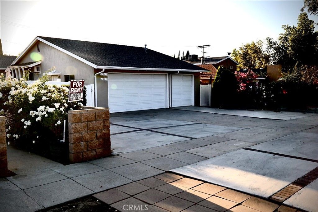 Photo of 4813 Topanga Canyon, Woodland Hills, CA 91364 (MLS # SR26084198)