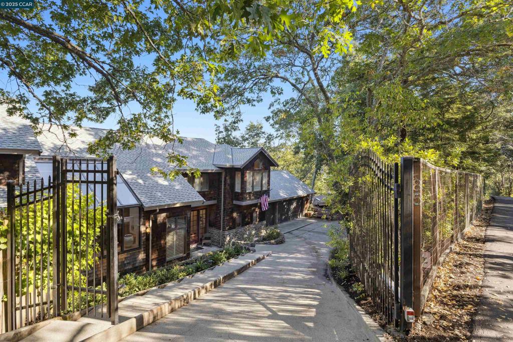 COUNTRY CLB AREA - Residential