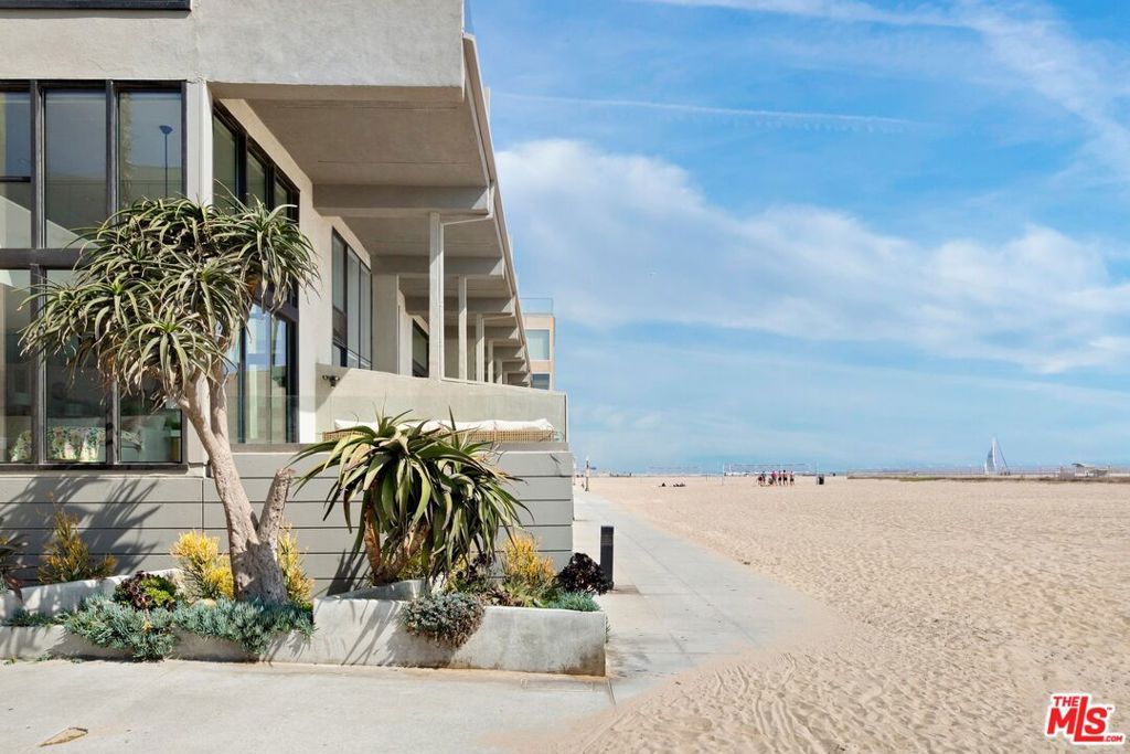 Photo of 6 Voyage Street #101, Marina Del Rey, CA 90292 (MLS # 25555955)