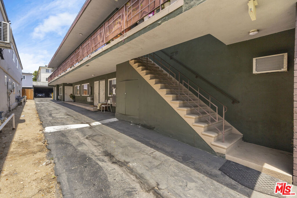 1001 E Acacia Avenue