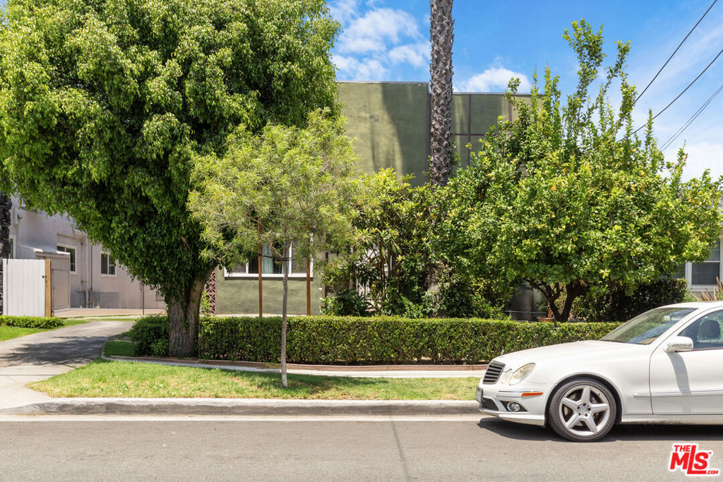 1001 E Acacia Avenue