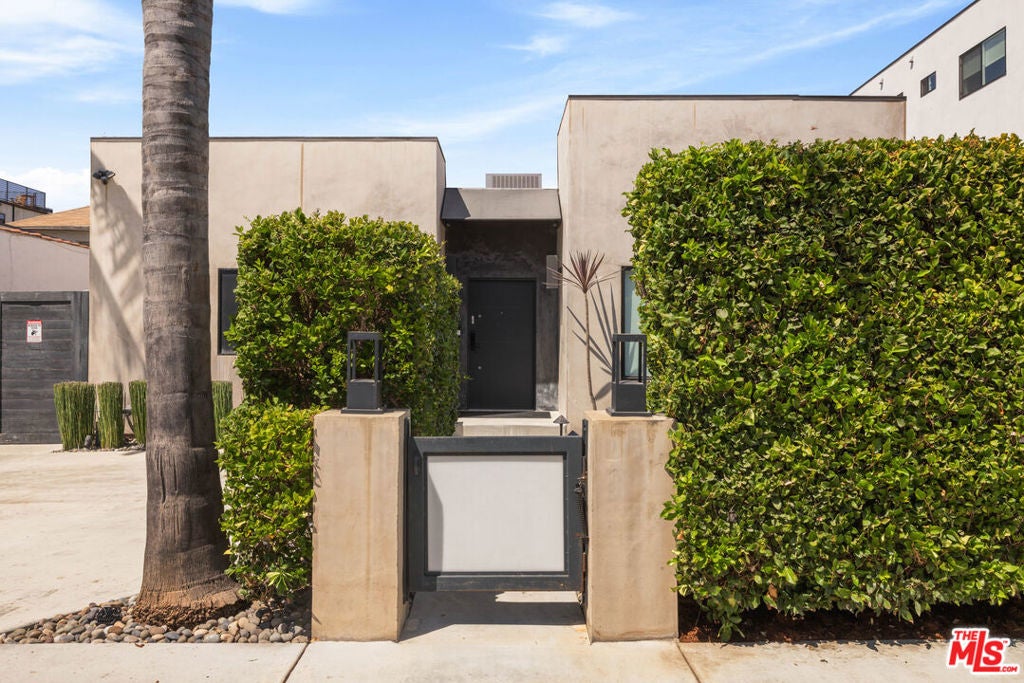 845 N Las Palmas Avenue