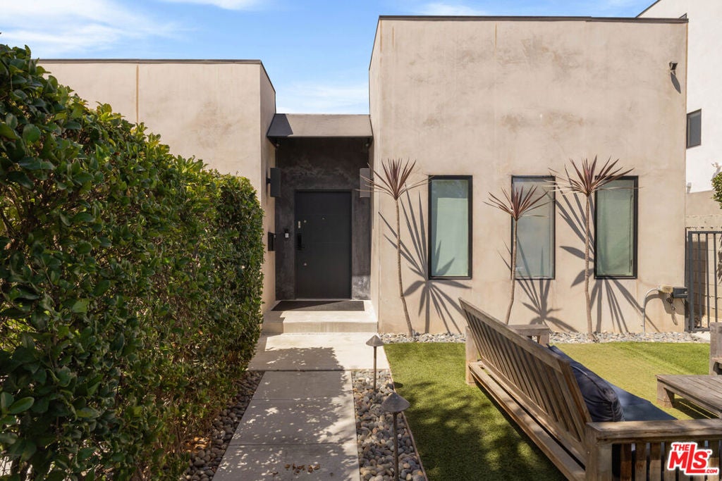 845 N Las Palmas Avenue
