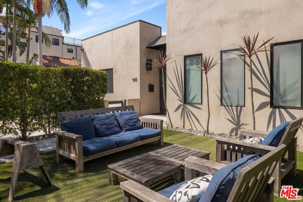 845 N Las Palmas Avenue