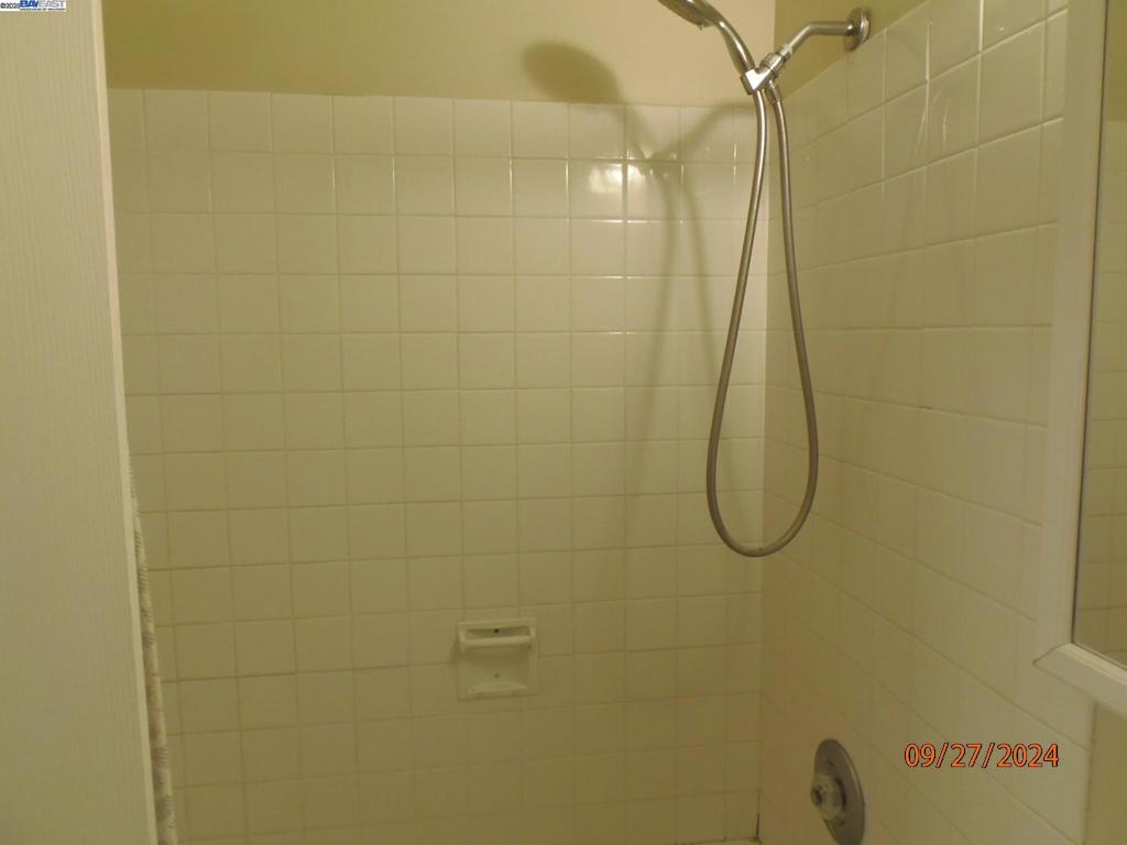 GLENOAKS - Residential Lease